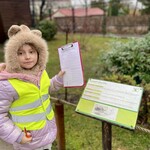Ucennica wypełnia kartę odkrywców.jpg