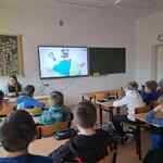 uczennice przeprowadzają zajęcia.jpg